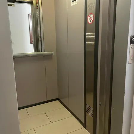Centro De Parking Privado 3 A 300 M Del Puente Nuevo Andando شقة روندا